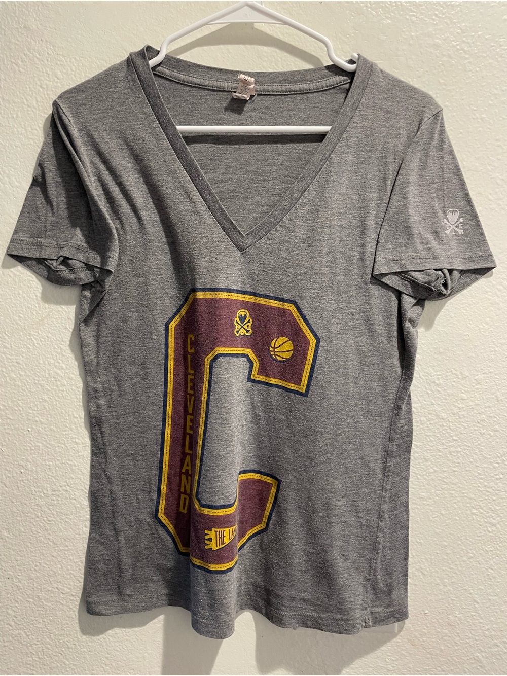 Cleveland Basketball Gray V-Neck Graphic Tee XL